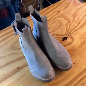 New With Tags Dolce Vita Women's Dark Taupe Chelsea Ankle Boots Size 9